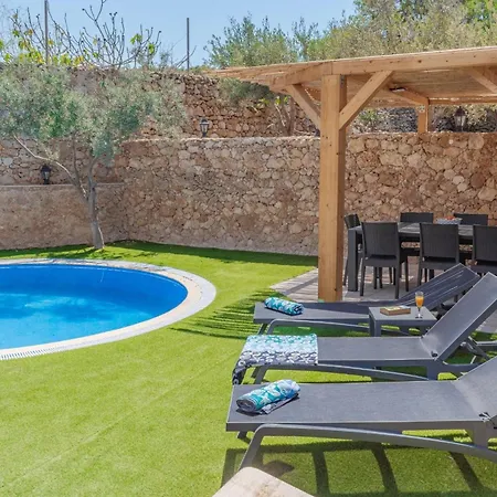 Villa Oliva Sleeps 8 With Gym